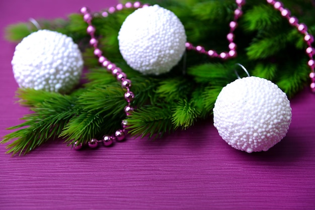 Kerstballen op dennenboom, op kleur achtergrond