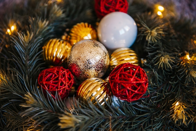 Kerstballen op fir krans