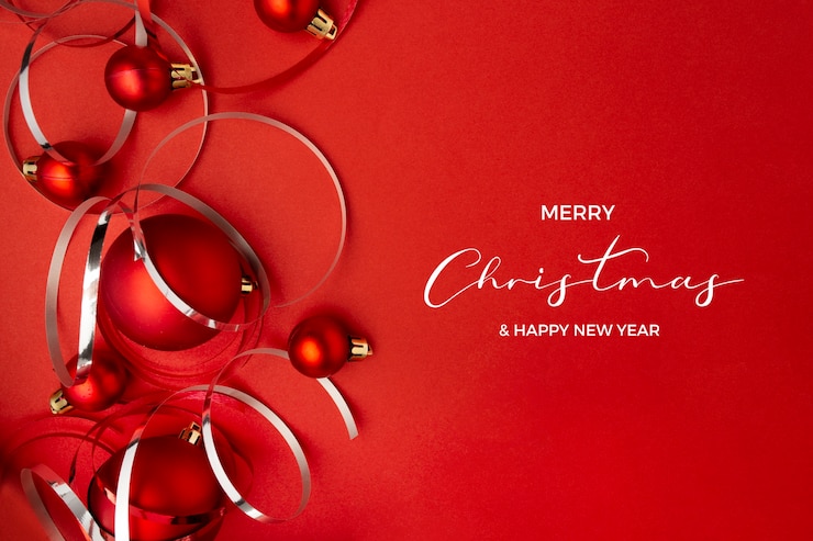 Gratis Foto kerstballen op rode achtergrond