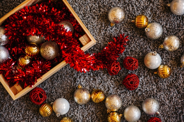 Gratis Foto kerstballenconcept met houten doos