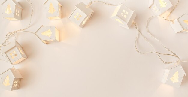 Kerstbanner winter nieuwjaar samenstelling kerstslingers in de vorm van een huis op beige