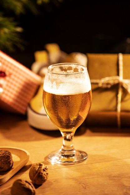 Gratis foto kerstbierglas en geschenken hoge hoek