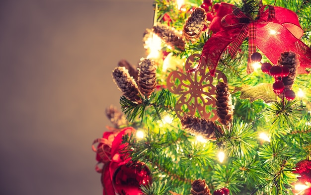 Kerstboom en decoraties (gefilterde afbeelding verwerkt vintag