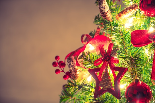 Kerstboom en decoraties (gefilterde afbeelding verwerkt vintag
