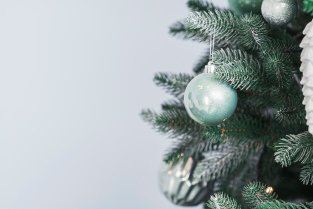 Kerstboom en ruimte aan de linkerkant