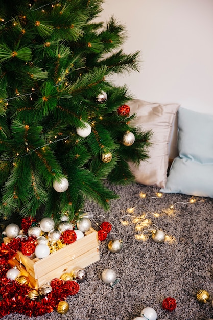 Gratis foto kerstboom met decoratie