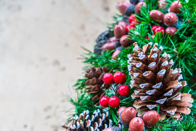 Gratis foto kerstboom met dennenappels