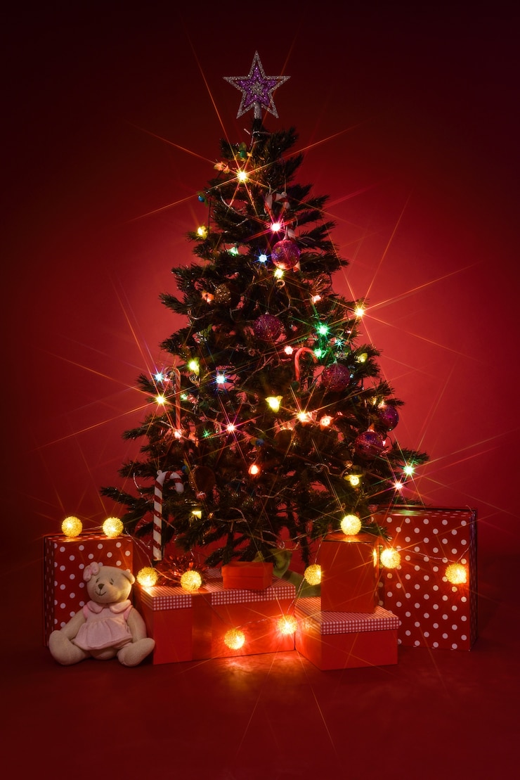 Gratis Foto kerstboom met geschenken op rode achtergrond