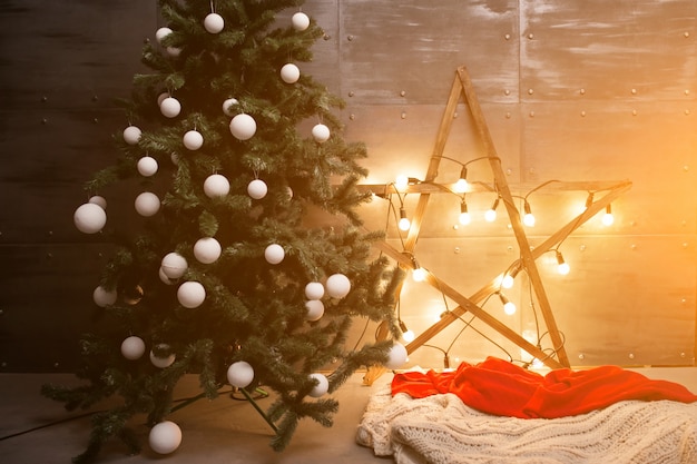 Kerstboom met lichten en ster in een zolderkamer