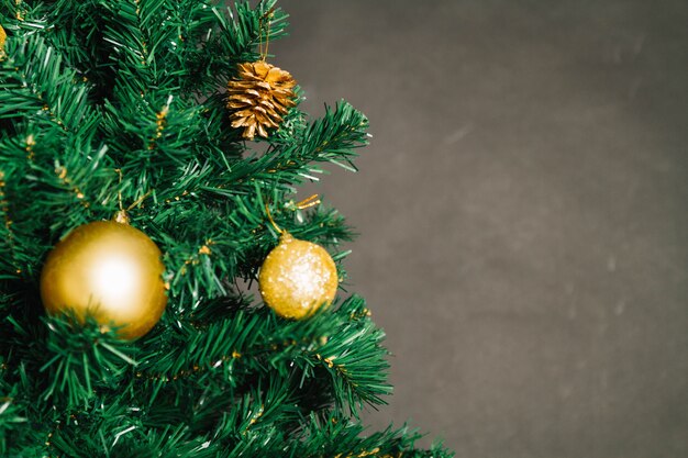 Kerstboom met twee gouden ballen