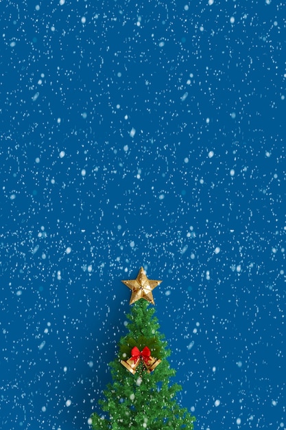 Kerstboom op een blauwe achtergrond met sterren