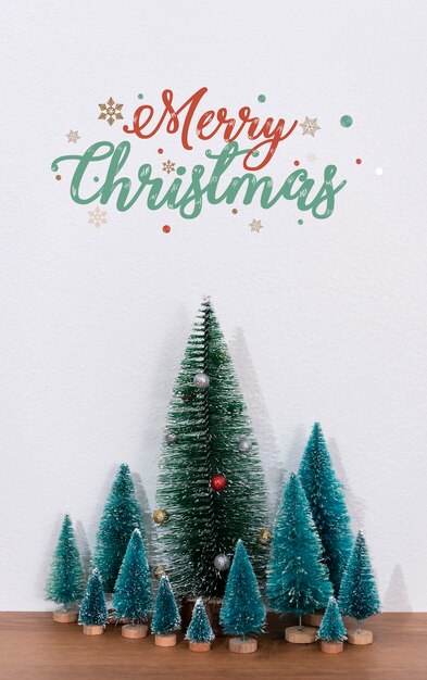Kerstboomdecoratie en tekst vrolijk kerstfeest op muurachtergrond