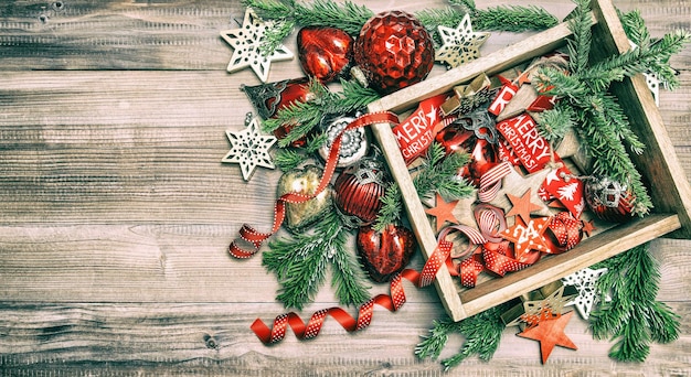 Kerstboomdecoratie, speelgoed en ornamenten. rode sterren, kerstballen, linten. vintage stijl gekleurde foto