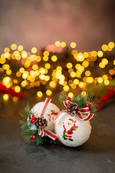 Kerstboomversieringen xmas textuur feestelijk op donkere achtergrond Premium Foto