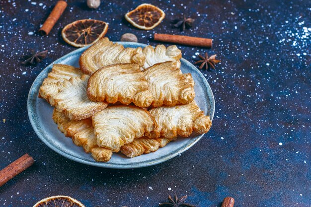 Gratis foto kerstboomvormige bladerdeegkoekjes.