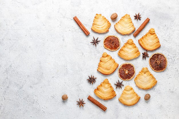 Kerstboomvormige bladerdeegkoekjes.