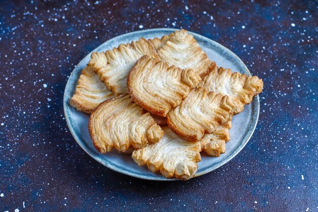 Gratis foto kerstboomvormige bladerdeegkoekjes.