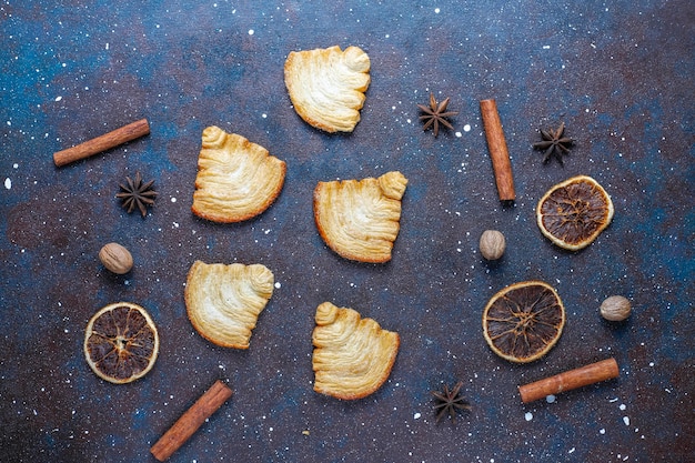 Kerstboomvormige bladerdeegkoekjes.