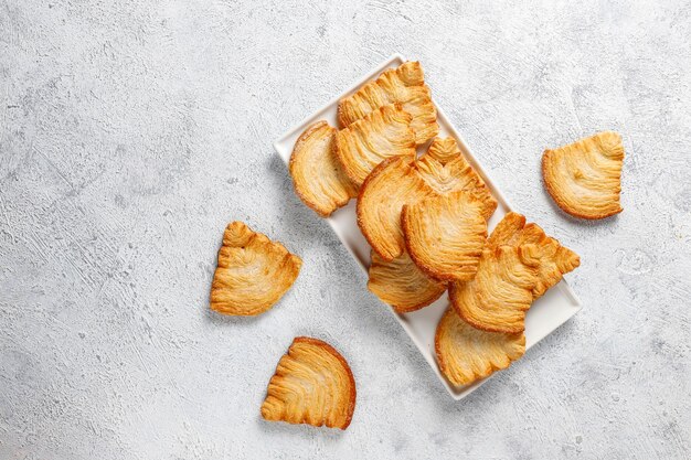 Kerstboomvormige bladerdeegkoekjes.