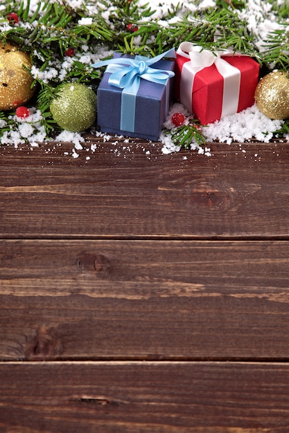 Gratis foto kerstcadeau dozen op een houten achtergrond