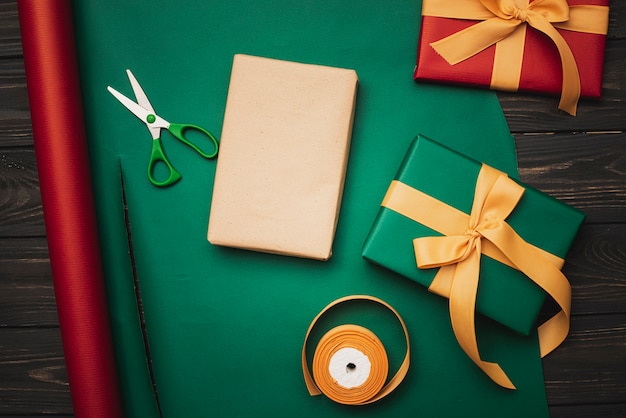 Gratis foto kerstcadeau met inpakpapier en schaar