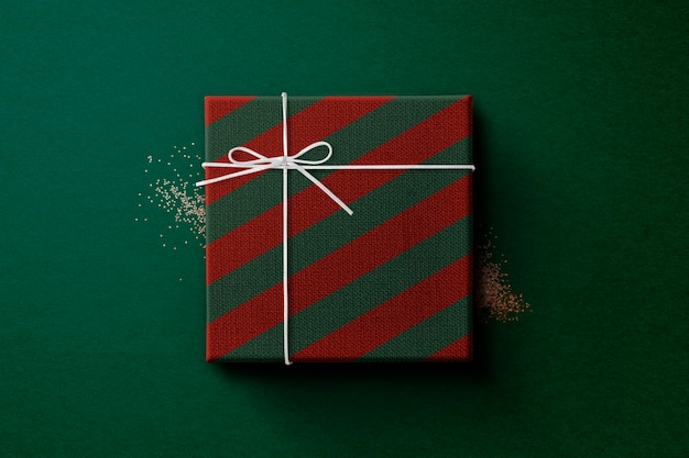 Kerstcadeaudoos verpakt in rood en groen papier