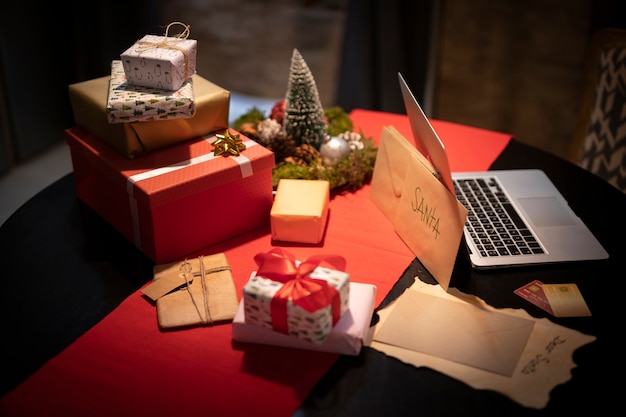 Kerstcadeaus en geschenken op tafel