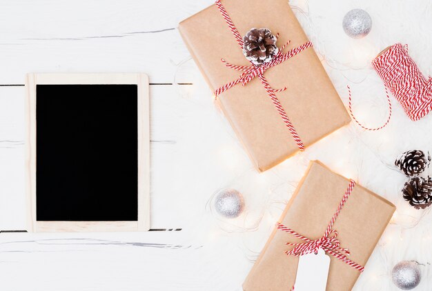 Kerstcadeautjes in de buurt van mini-decoratief schoolbord