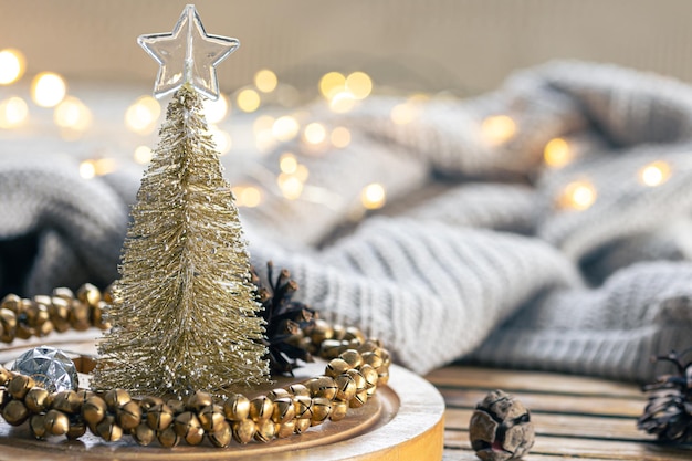 Gratis foto kerstcompositie met een decoratieve kleine dennenboom met bokeh lichten