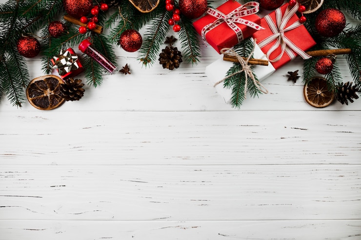 Gratis Foto kerstcompositie van dennen takken en geschenken