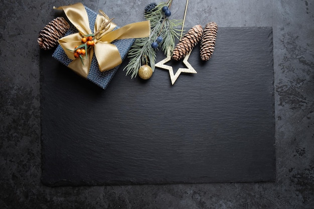 Kerstconcept met kerstballen en cadeaus