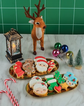 Kerstconcept met lay-out ingericht poedersuiker koekjes samenstelling. bovenaanzicht