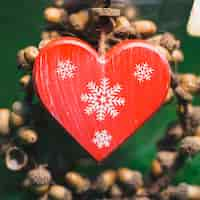 Gratis foto kerstdecoratie met hart doos