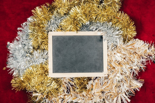 Gratis foto kerstdecoratie met leisteen op gouden ornamenten