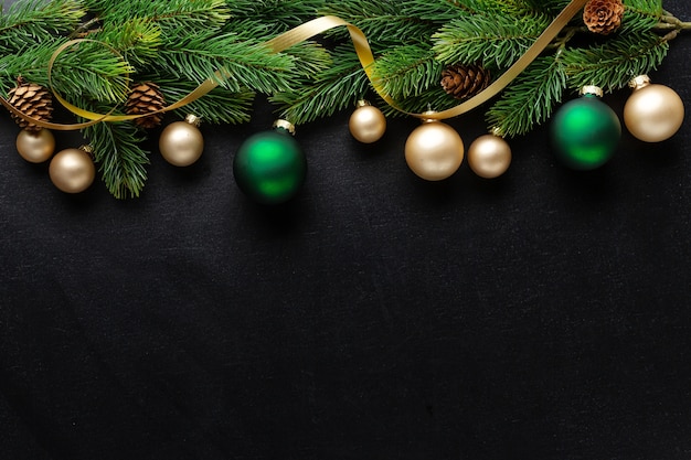 Kerstdecoratie met sparren en kerstballen op donkere achtergrond. plat leggen. kerst concept Premium Foto