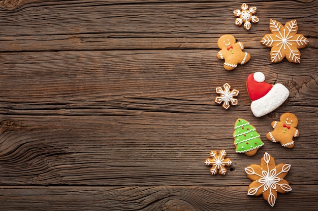 Kerstdecoratie op een tafel met kopie ruimte