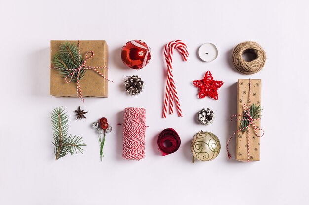 Kerstdecoratie samenstelling geschenkdoos dennenappels bal vuren takken kaars