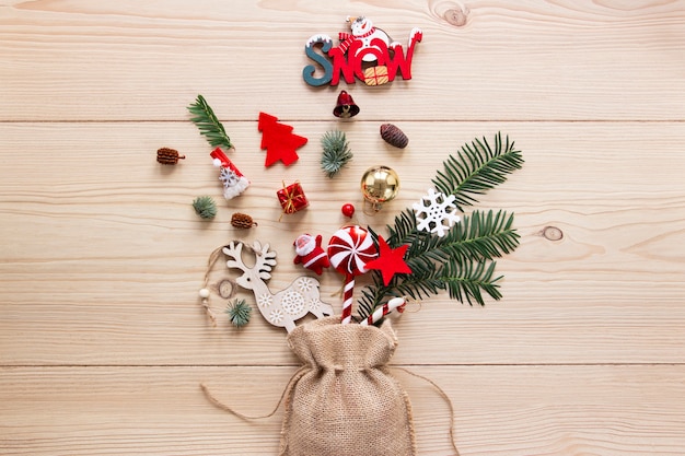 Gratis foto kerstdecoraties met dennentakken