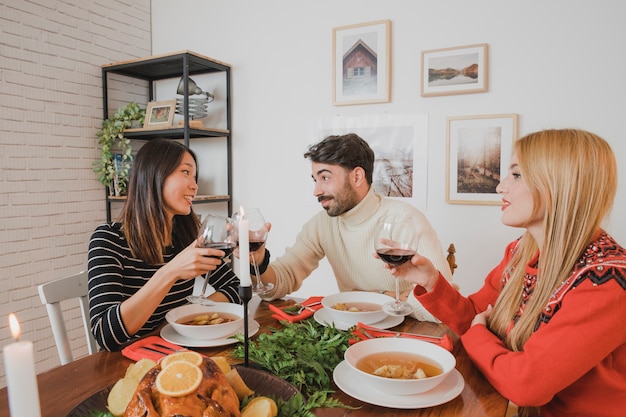 Gratis foto kerstdiner met drie vrienden