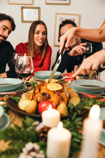 Kerstdiner met vrienden die Turkije bekijken