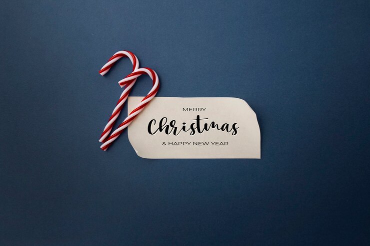 Gratis Foto kerstgroetbericht met kerstversieringen op een blauwe achtergrond