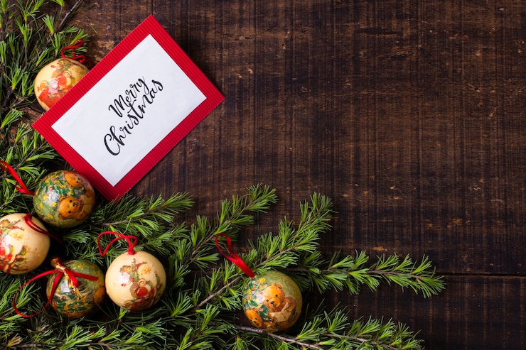 Gratis Foto kerstkaartmodel met ornamenten op houten achtergrond