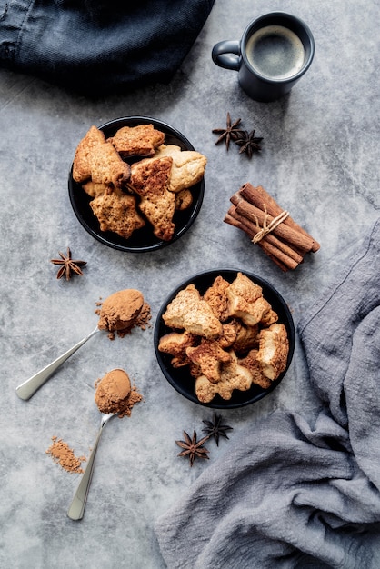 Gratis foto kerstkoekjes met kaneel