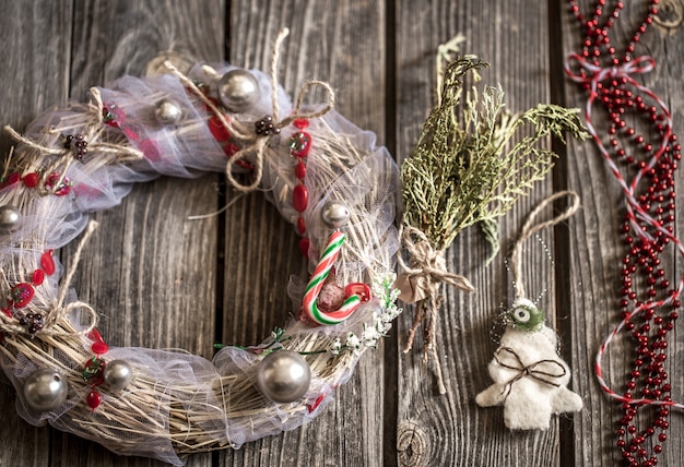 Gratis foto kerstkrans op houten achtergrond