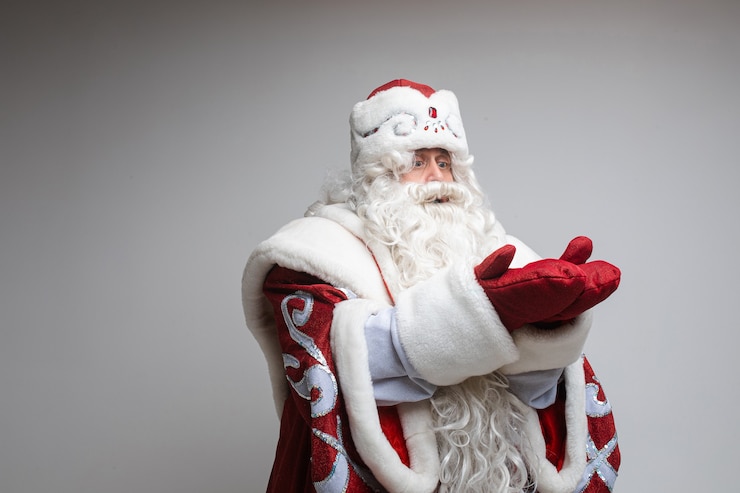 Gratis Foto kerstman die iets vasthoudt en op handen kijkt