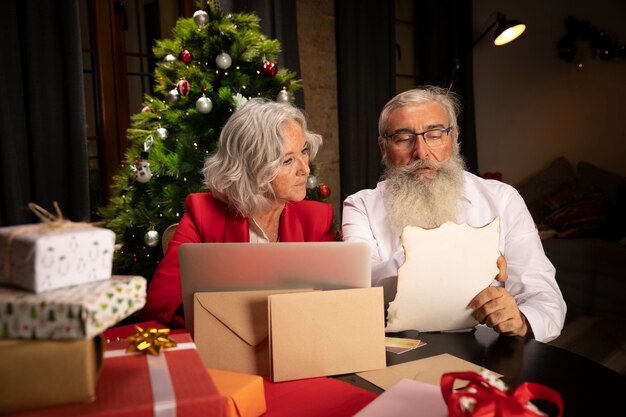 Kerstman en senior vrouw samen