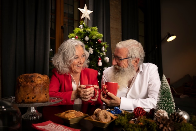 Kerstman en senior vrouw verliefd