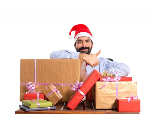 Kerstman in zijn kantoor met verschillende geschenken