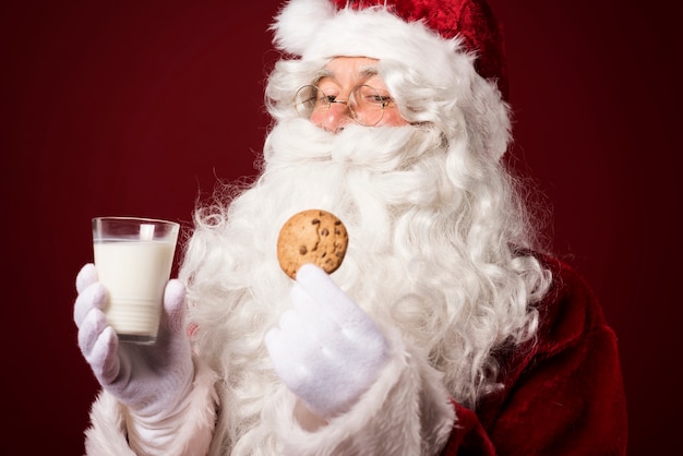 Kerstman met een koekje en een melkglas