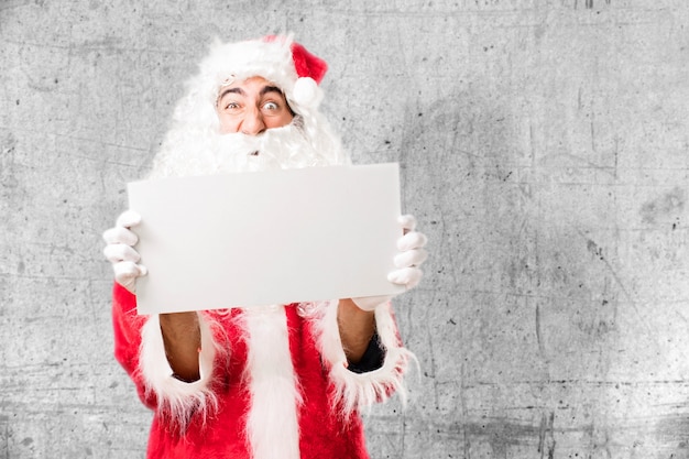 Gratis foto kerstman met een witte poster